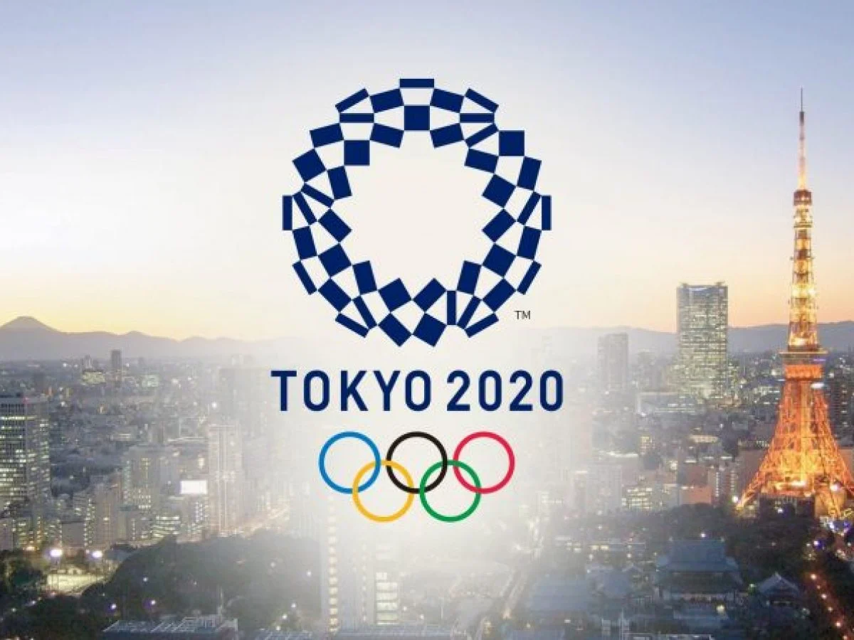 Imagem com a cidade de Tóqui ao fundo e a logo dos jogos olímpico centralizada.