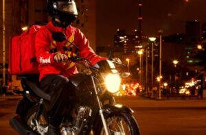 Aumento das tele entregas com motociclistas são exemplos de uma nova fase nos negócios com a pandemia da covid-19
