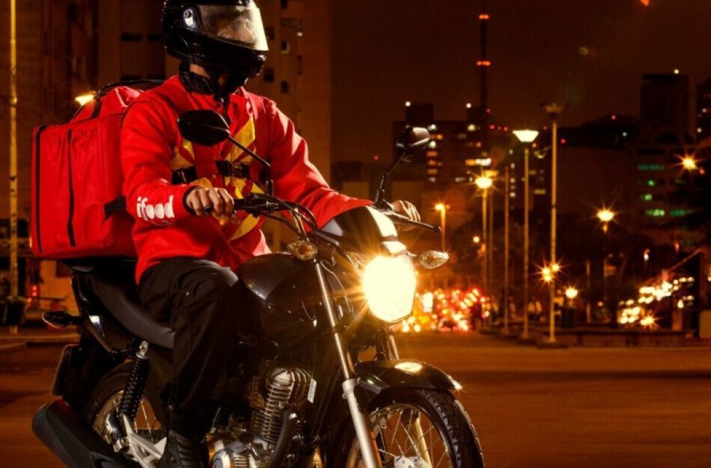 Aumento das tele entregas com motociclistas são exemplos de uma nova fase nos negócios com a pandemia da covid-19